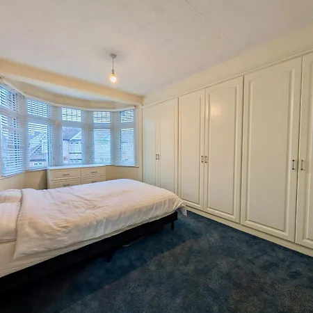 Amazing House With Free Parking Holiday home *