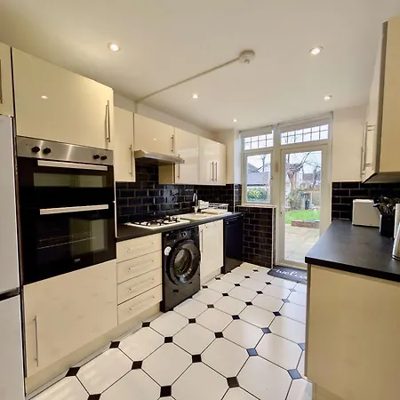 Amazing House With Free Parking *