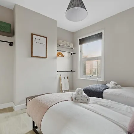 Parea Living - Charming Leyton Cozy East Retreat Apartment
