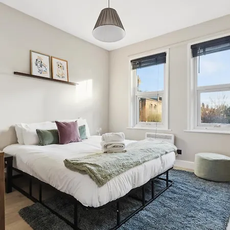 Parea Living - Charming Leyton Cozy East Retreat Apartment London