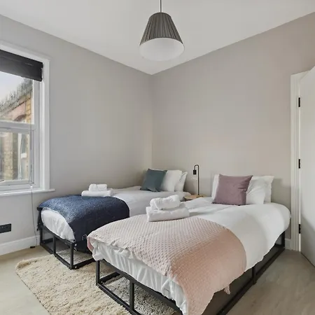 Parea Living - Charming Leyton Cozy East Retreat