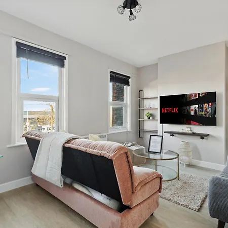 Parea Living - Charming Leyton Cozy East Retreat Apartment London