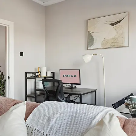 Parea Living - Charming Leyton Cozy East Retreat