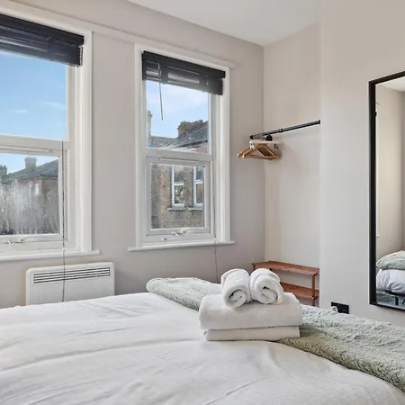 Parea Living - Charming Leyton Cozy East Retreat Apartment London