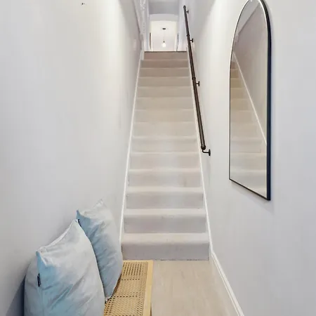 Parea Living - Charming Leyton Cozy East Retreat Apartment *