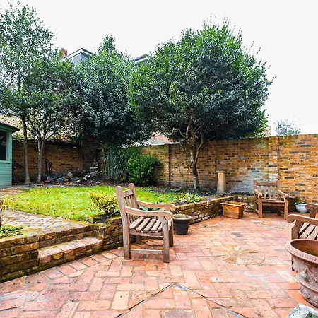 Charming 2br Flat W Garden, 10min Clapham South St * London