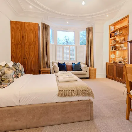 Charming 2br Flat W Garden, 10min Clapham South St London