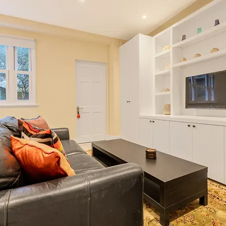 Charming 2br Flat W Garden, 10min Clapham South St * London