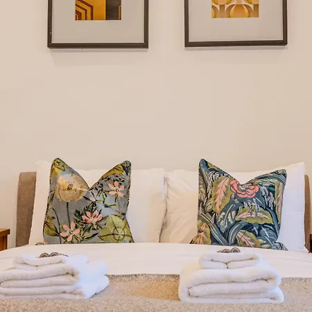 Apartment Charming 2br Flat W Garden, 10min Clapham South St