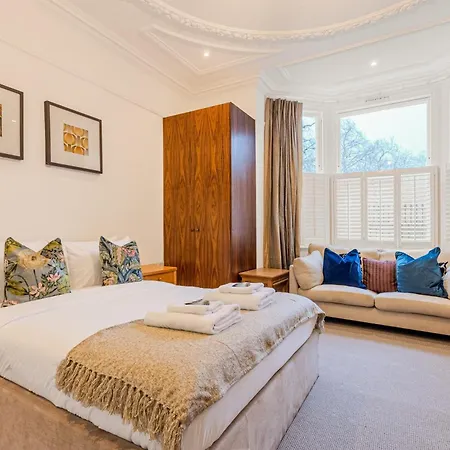 Charming 2br Flat W Garden, 10min Clapham South St Apartment London