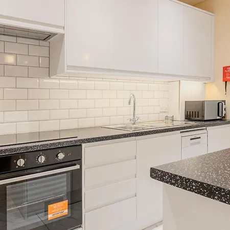 Apartment Charming 2br Flat W Garden, 10min Clapham South St London