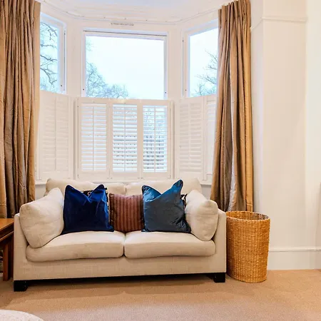 Charming 2br Flat W Garden, 10min Clapham South St Apartment