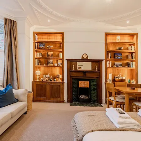 Apartment Charming 2br Flat W Garden, 10min Clapham South St London