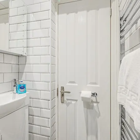 Charming 2br Flat W Garden, 10min Clapham South St * London