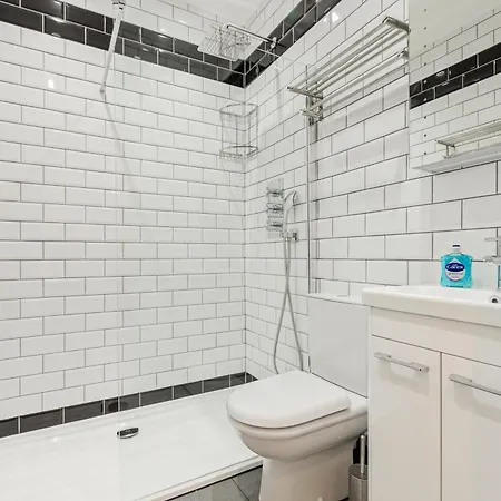 Charming 2br Flat W Garden, 10min Clapham South St Apartment London