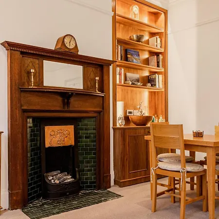 Charming 2br Flat W Garden, 10min Clapham South St Apartment London
