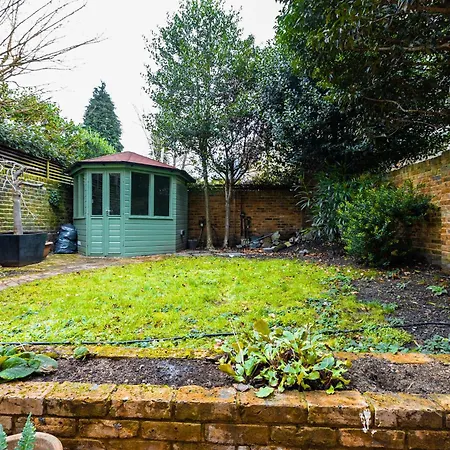 Apartment Charming 2br Flat W Garden, 10min Clapham South St
