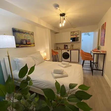 Cityscape Apartment *