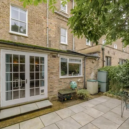 Spacious One Bedroom Flat *