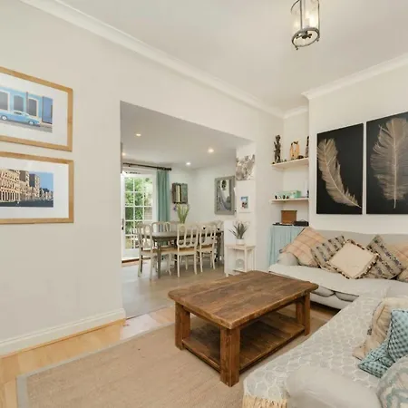 Apartment Spacious One Bedroom Flat London