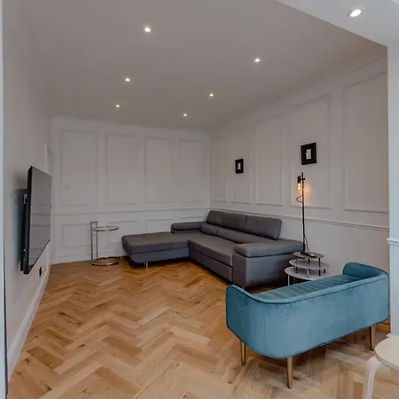 Wembley Lovely 6 Bed House Sleeps Up To 14 Holiday home *