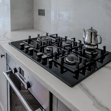 Wembley Lovely 6 Bed House Sleeps Up To 14 Holiday home London