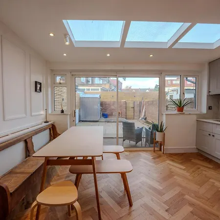 Wembley Lovely 6 Bed House Sleeps Up To 14