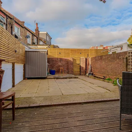 Wembley Lovely 6 Bed House Sleeps Up To 14 Holiday home London
