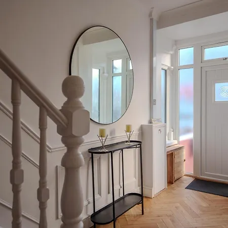 Wembley Lovely 6 Bed House Sleeps Up To 14 Holiday home *