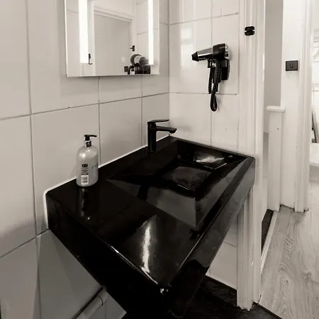 Wembley Lovely 6 Bed House Sleeps Up To 14 * London