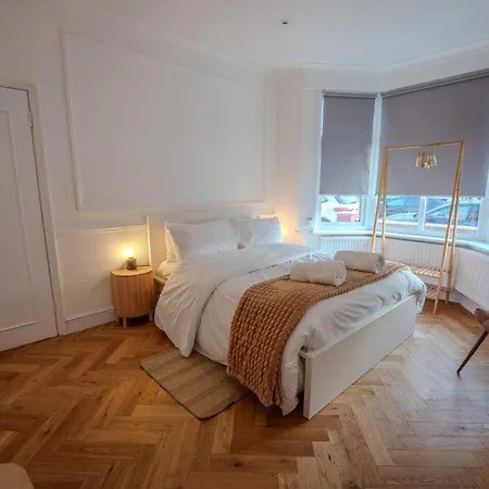 Wembley Lovely 6 Bed House Sleeps Up To 14 * London