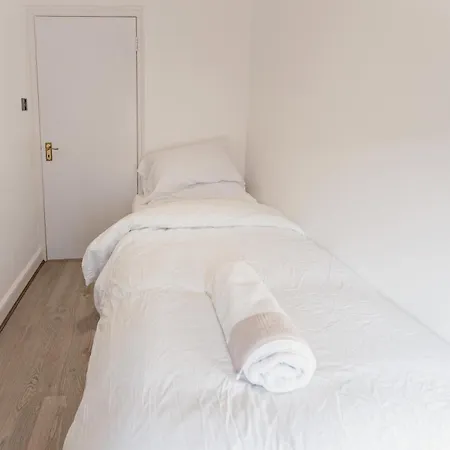 Wembley Lovely 6 Bed House Sleeps Up To 14