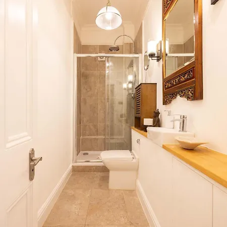 Apartment Light-filled 2-bedroom Chelsea London