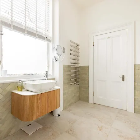 Light-filled 2-bedroom Chelsea *