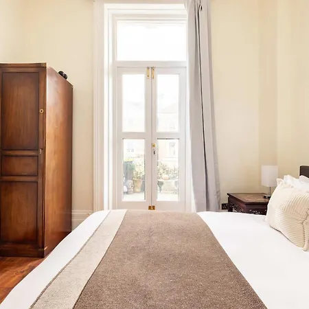 Light-filled 2-bedroom Chelsea Apartment