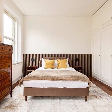 Light-filled 2-bedroom Chelsea Apartment