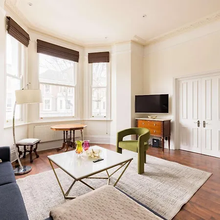 Light-filled 2-bedroom Chelsea Apartment London