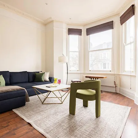 Light-filled 2-bedroom Chelsea