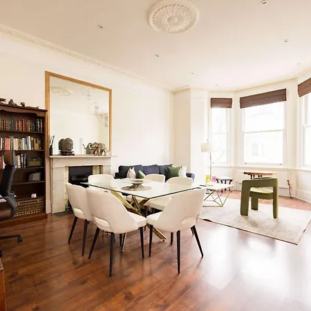 Light-filled 2-bedroom Chelsea * London
