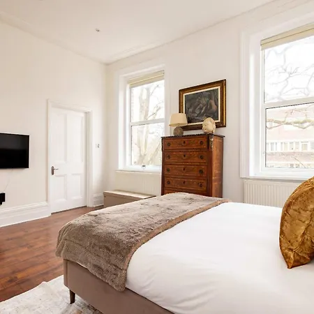 Light-filled 2-bedroom Chelsea