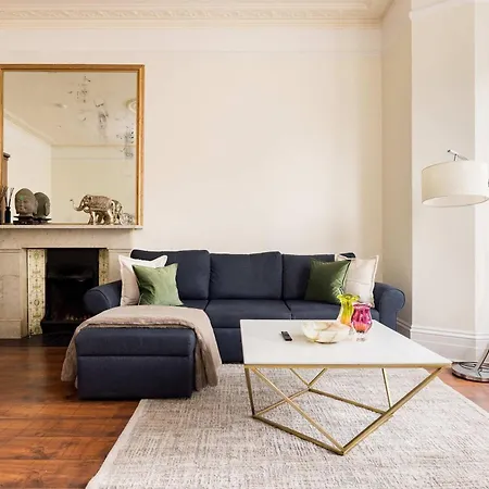 Light-filled 2-bedroom Chelsea Apartment