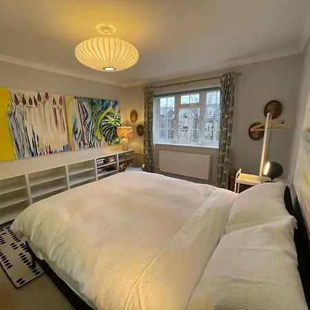 Cosy Kew Flat With Two Bedrooms *