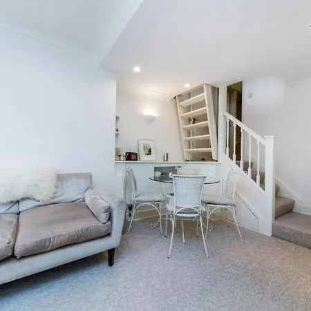 Stylish 2-bed In West - Extended Apartment London