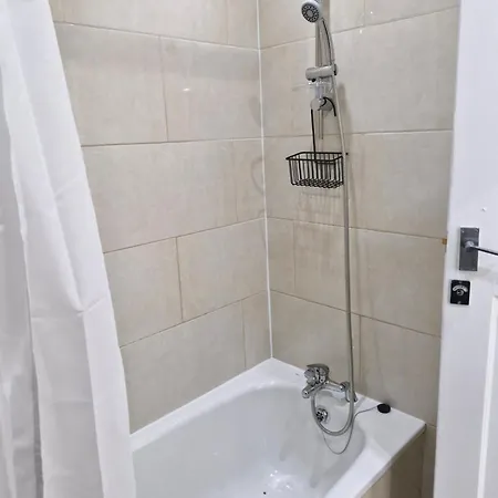 Lovely 2 Bed Heathrow And Parking Apartment *