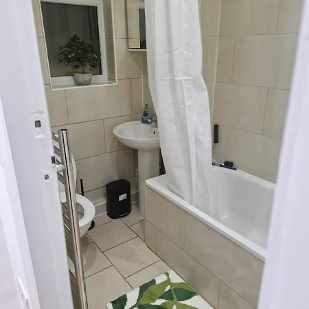 Lovely 2 Bed Heathrow And Parking *