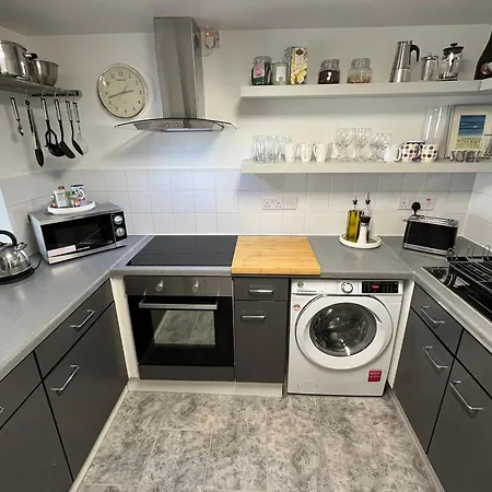 Modern Bright Flat Near Little Venice