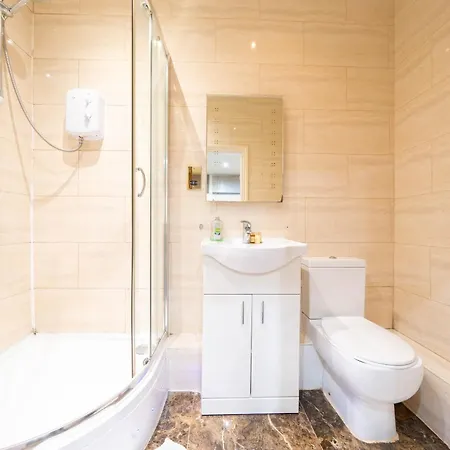 At Marble Arch Apartment *