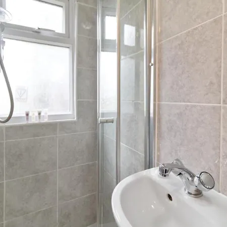 Apartment Comfortable & Convenient Spacious Private In Downshill Way