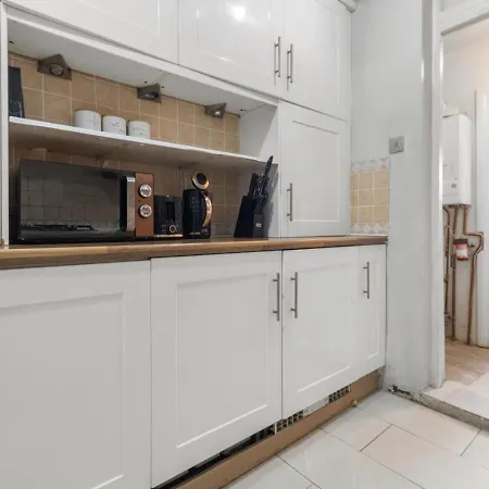 Comfortable & Convenient Spacious Private In Downshill Way Apartment *