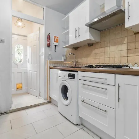Comfortable & Convenient Spacious Private In Downshill Way London